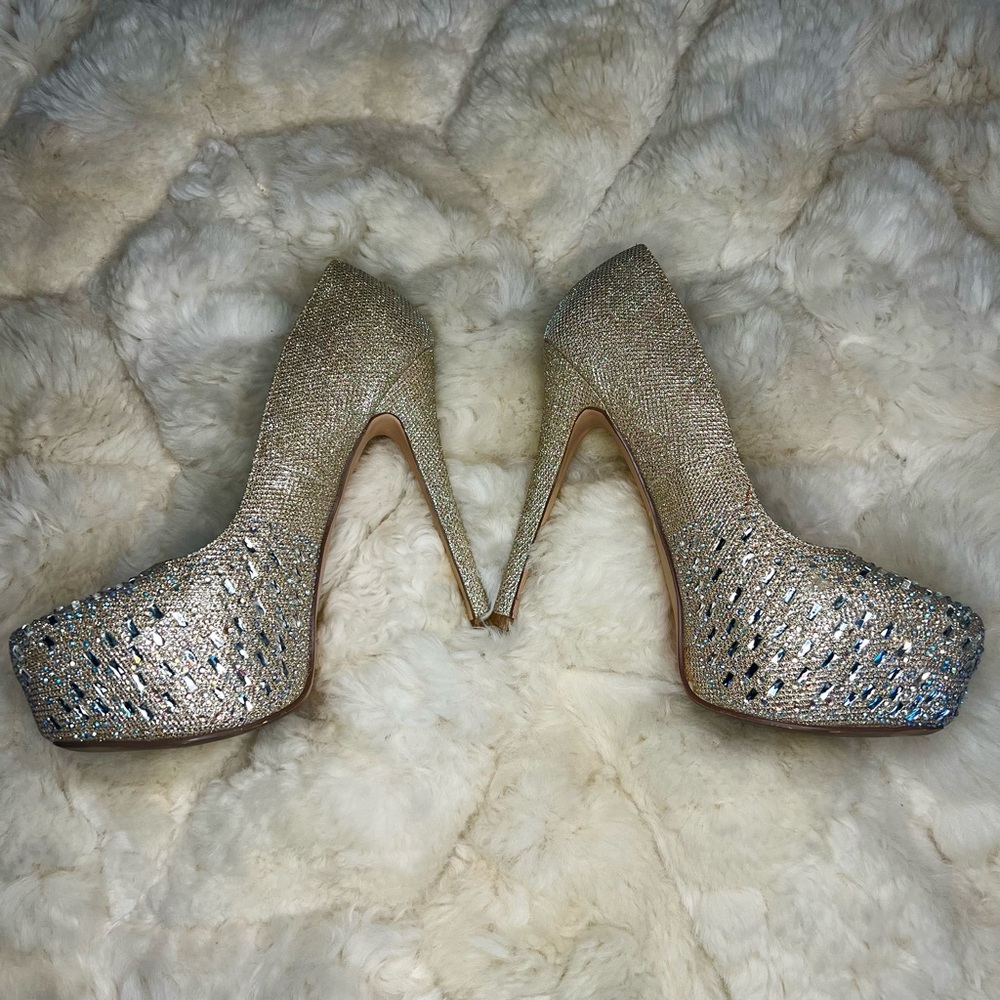 Sexy embellished Champagne pump/heel!